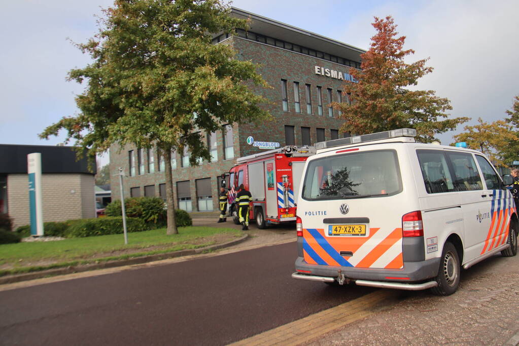 Werknemers ruiken gas in bedrijfspand