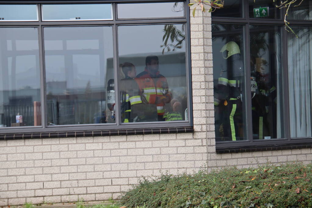 Werknemers ruiken gas in bedrijfspand