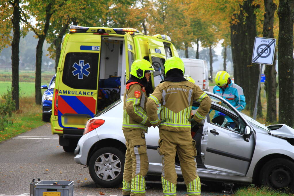 Bestuurder bekneld bij botsing tegen boom