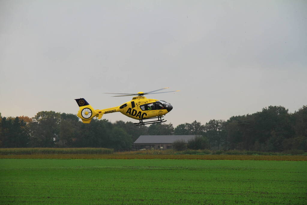 Bestuurder bekneld bij botsing tegen boom