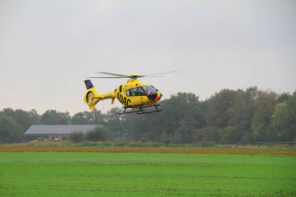 Bestuurder bekneld bij botsing tegen boom