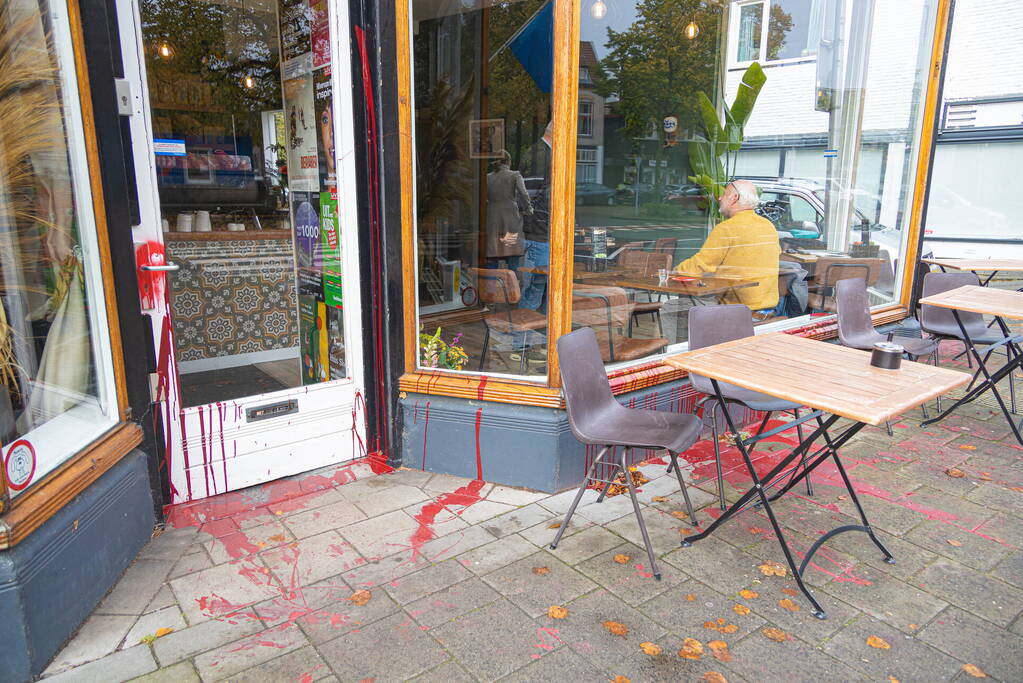 Koffiezaak besmeurd met rode verf