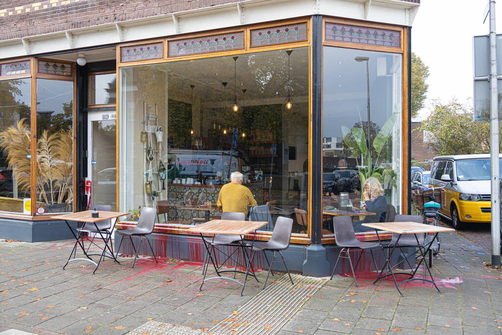 Koffiezaak besmeurd met rode verf