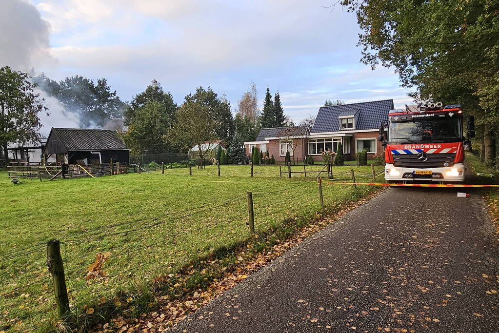 Grote brand in loods dreigt over te slaan naar woning