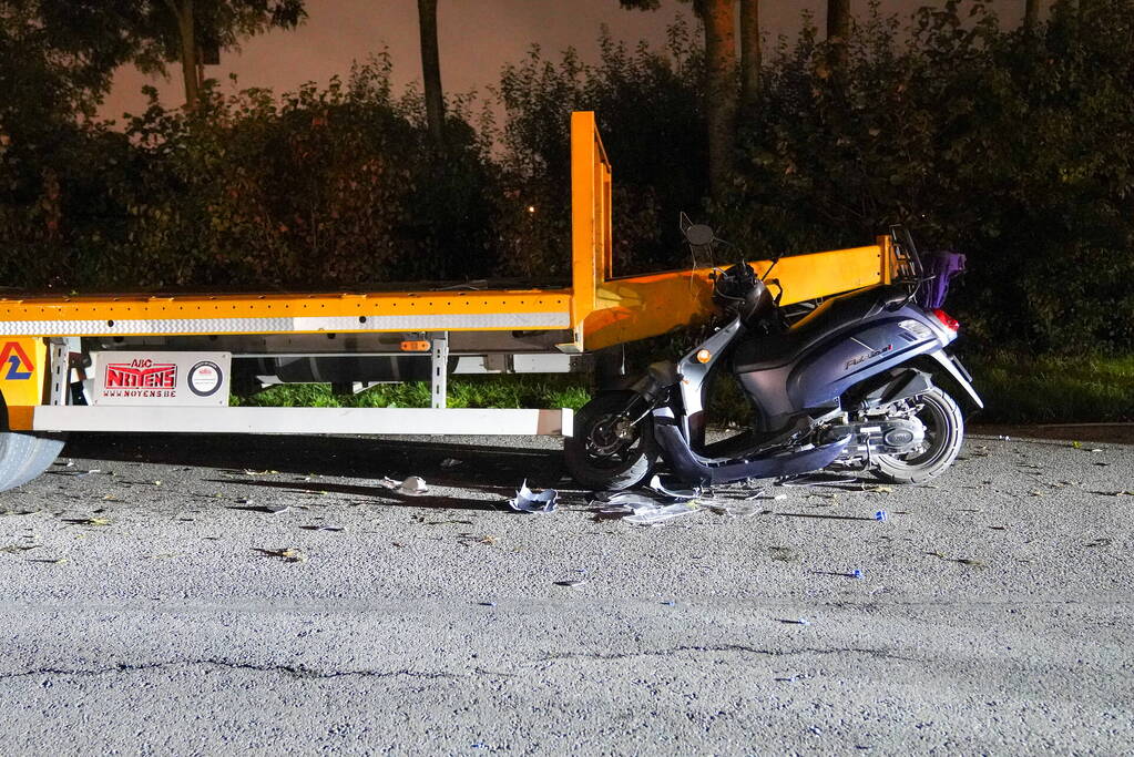Scooterrijdster rijdt tegen stilstaande oplegger