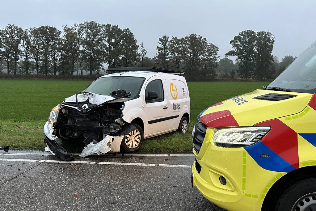 Auto belandt in sloot bij kop-staartbotsing