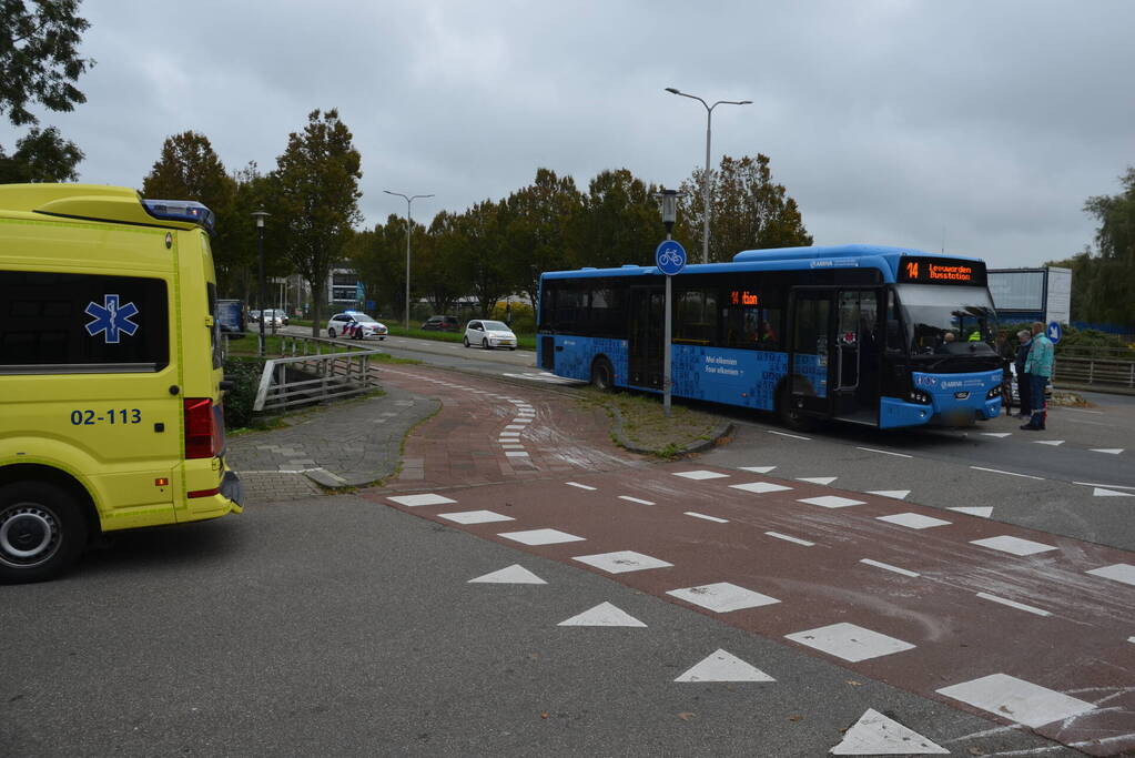 Afslaande personenauto klapt op lijnbus