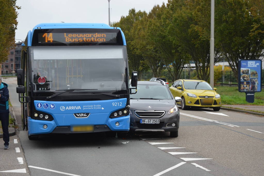 Afslaande personenauto klapt op lijnbus