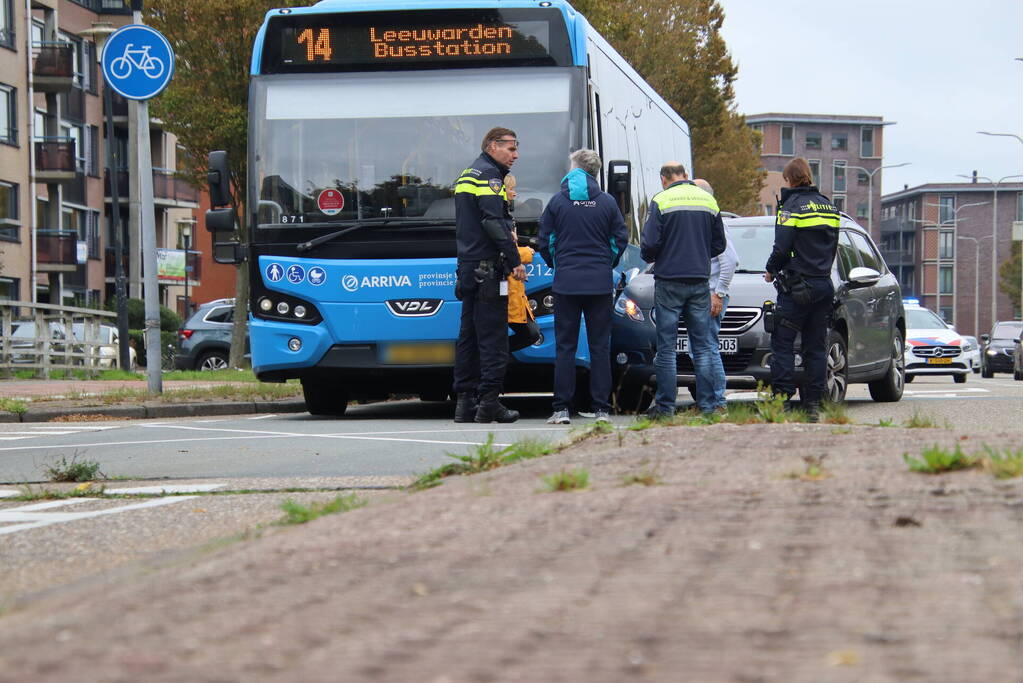 Afslaande personenauto klapt op lijnbus