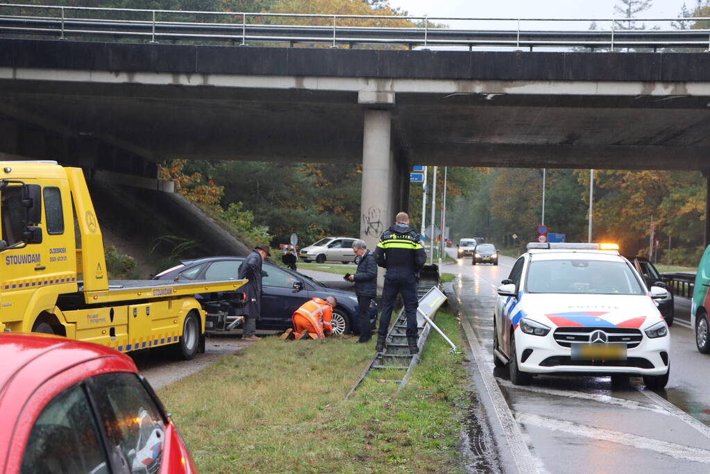 Auto vliegt over vangrail en belandt op kop