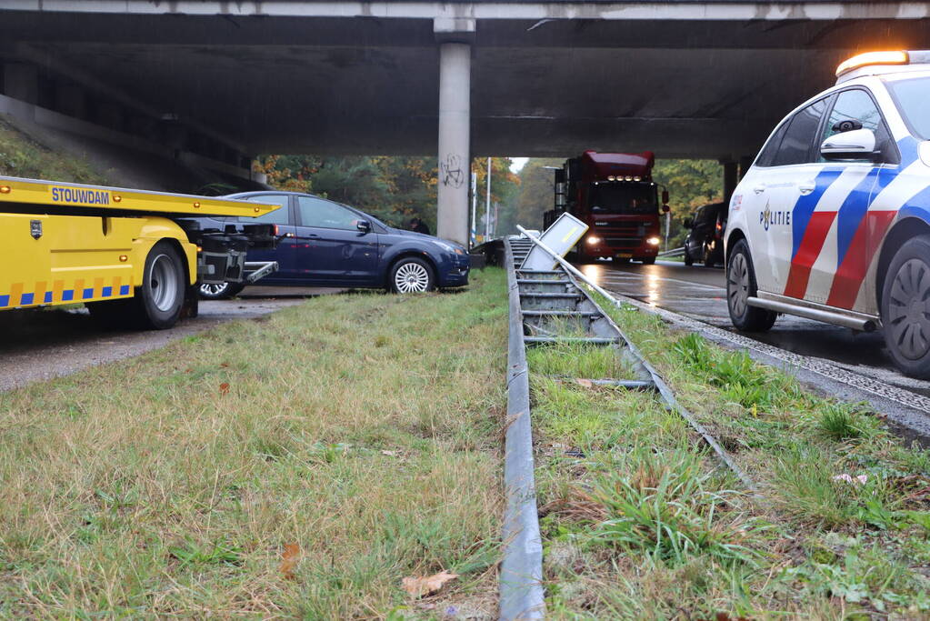 Auto vliegt over vangrail en belandt op kop
