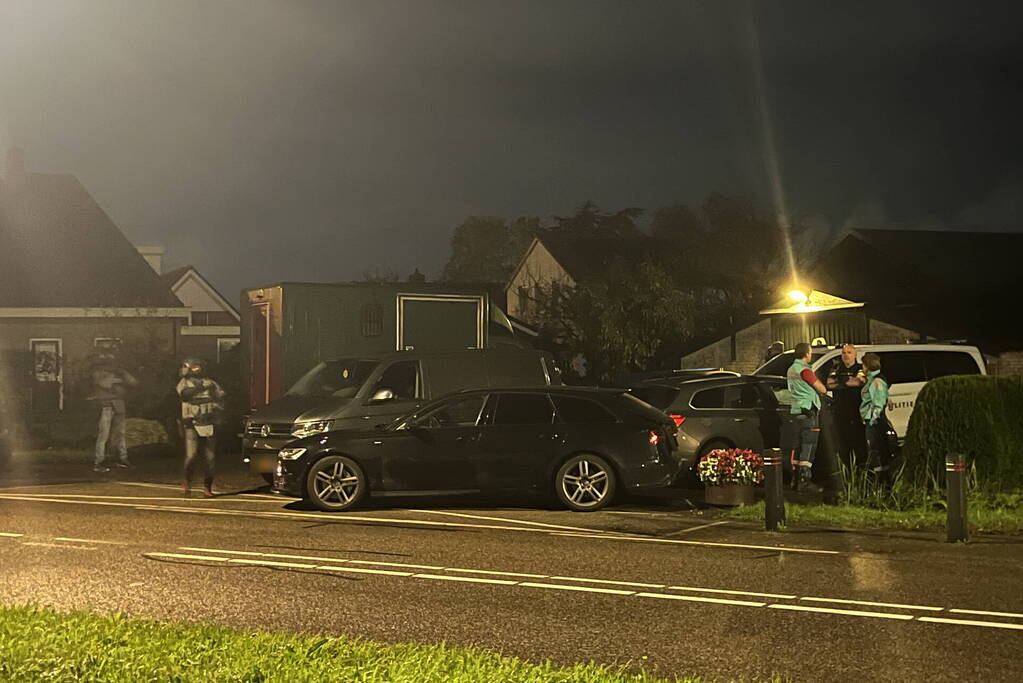 Politie valt woning binnen, verward persoon naar ziekenhuis