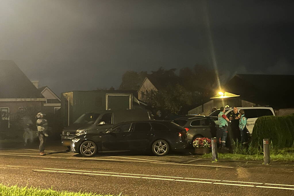 Politie valt woning binnen, verward persoon naar ziekenhuis