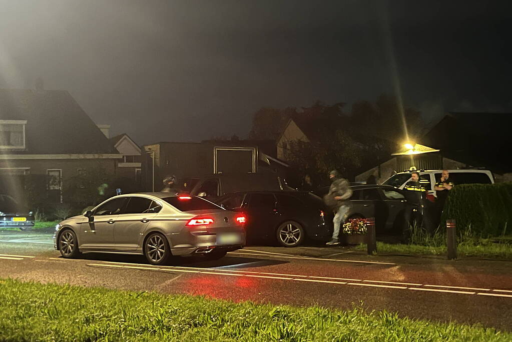 Politie valt woning binnen, verward persoon naar ziekenhuis