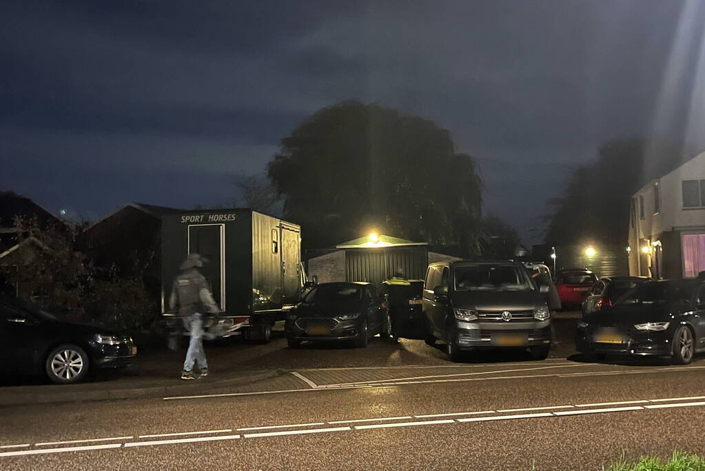 Politie valt woning binnen, verward persoon naar ziekenhuis