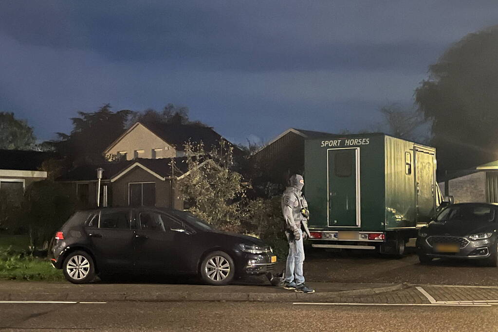 Politie valt woning binnen, verward persoon naar ziekenhuis