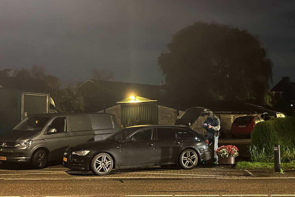 Politie valt woning binnen, verward persoon naar ziekenhuis