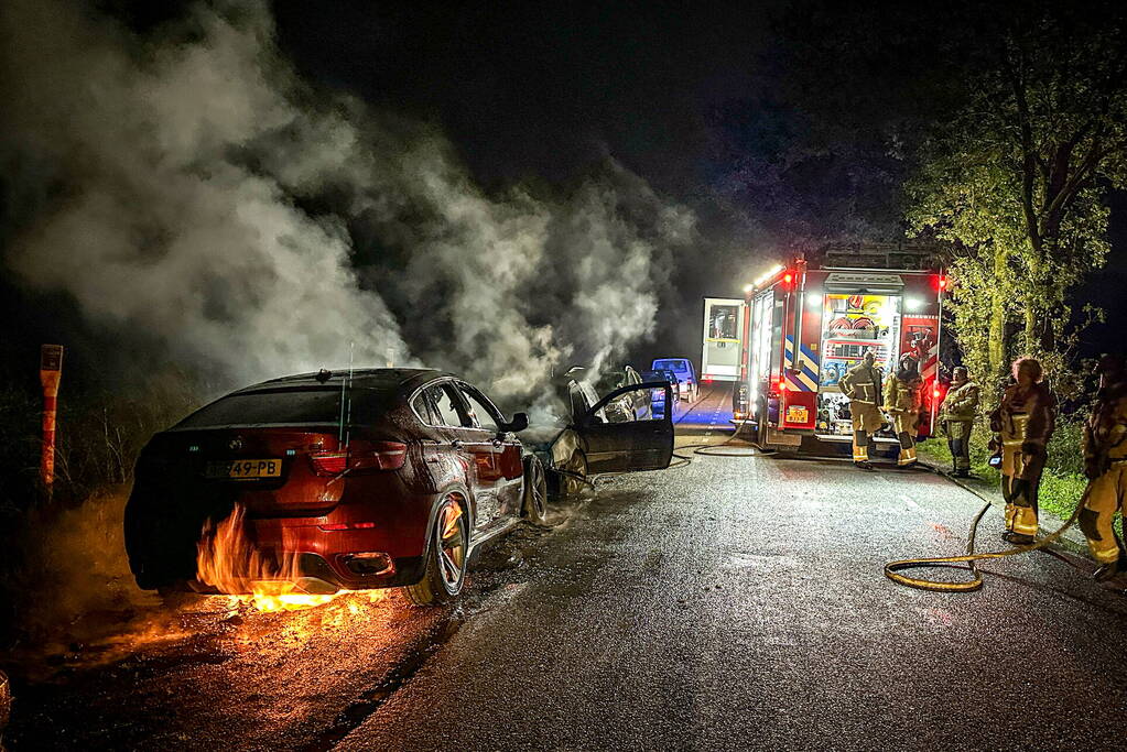 Twee geparkeerde auto's uitgebrand