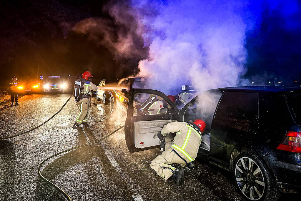 Twee geparkeerde auto's uitgebrand
