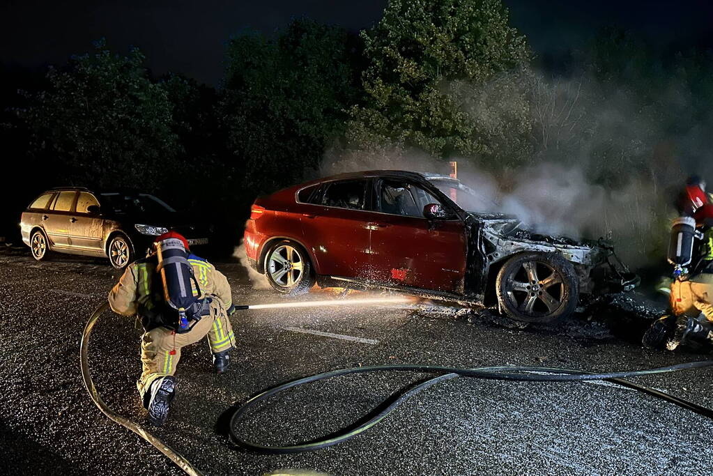 Twee geparkeerde auto's uitgebrand