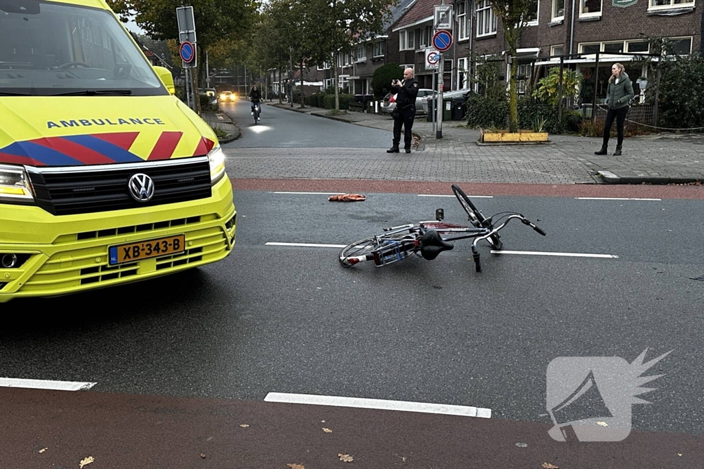 Automobilist rijdt door na botsing met fietser