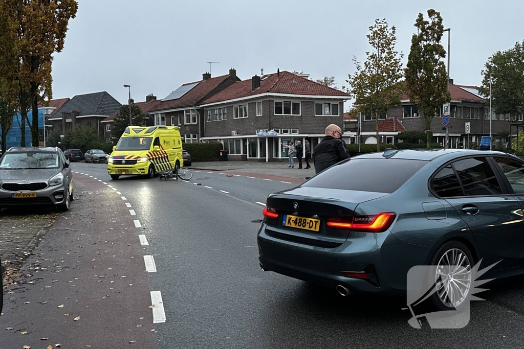 Automobilist rijdt door na botsing met fietser