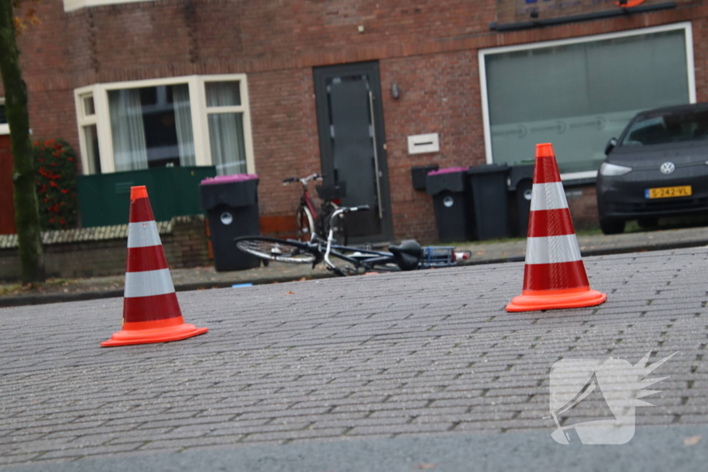 Automobilist rijdt door na botsing met fietser