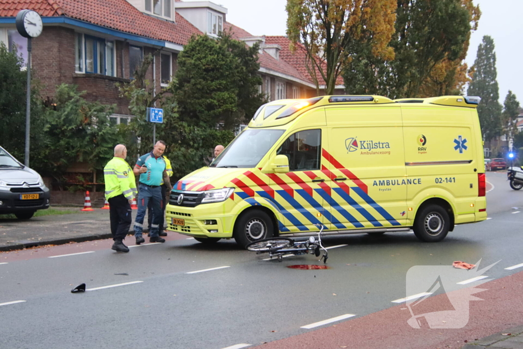 Automobilist rijdt door na botsing met fietser
