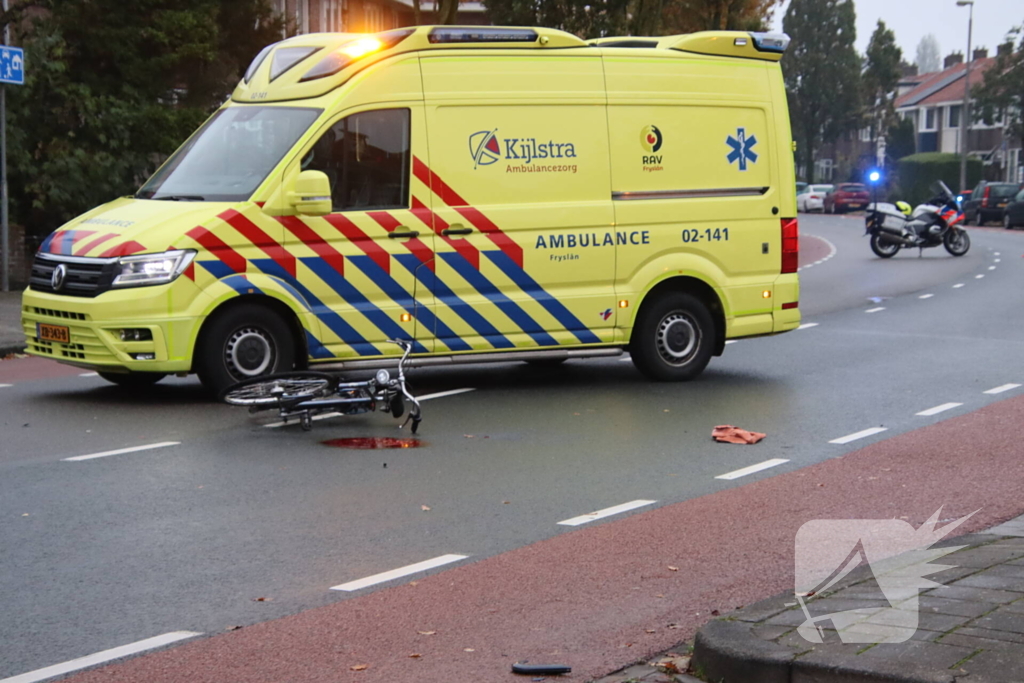 Automobilist rijdt door na botsing met fietser