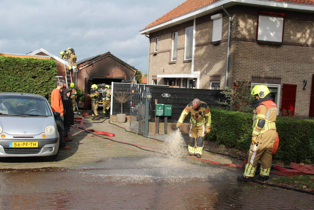 Brand in auto slaat over naar garage