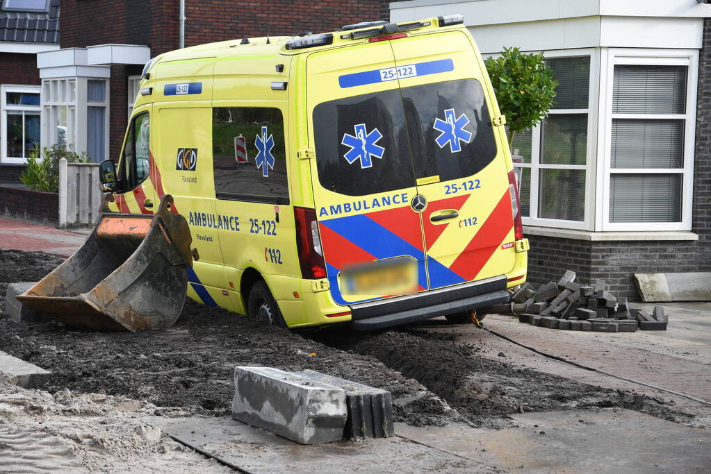 Ambulance met spoed rit rijdt zicht vast