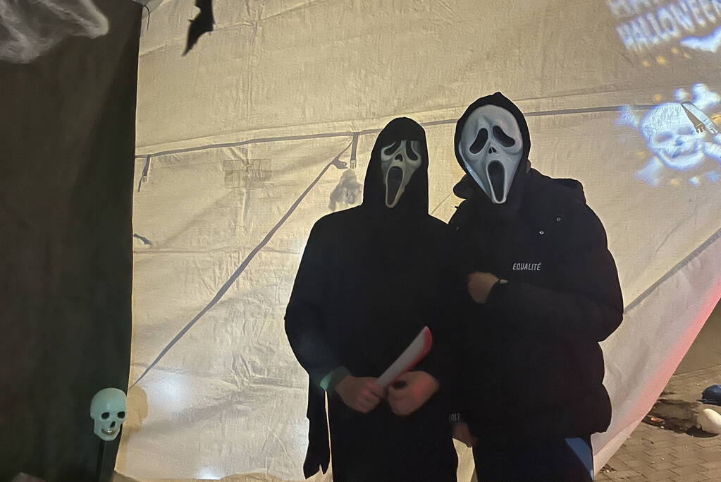 Veel mensen de straat op voor enge Halloweentocht