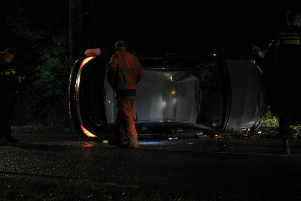 Auto op zijkant door ongeval