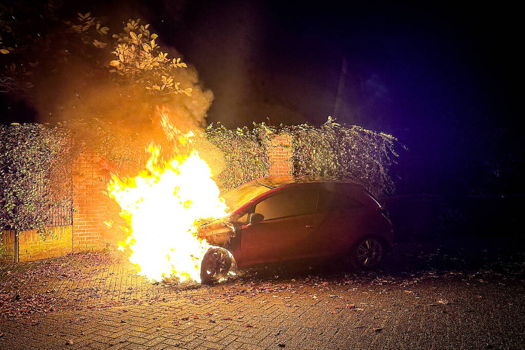 Geparkeerde personenauto uitgebrand