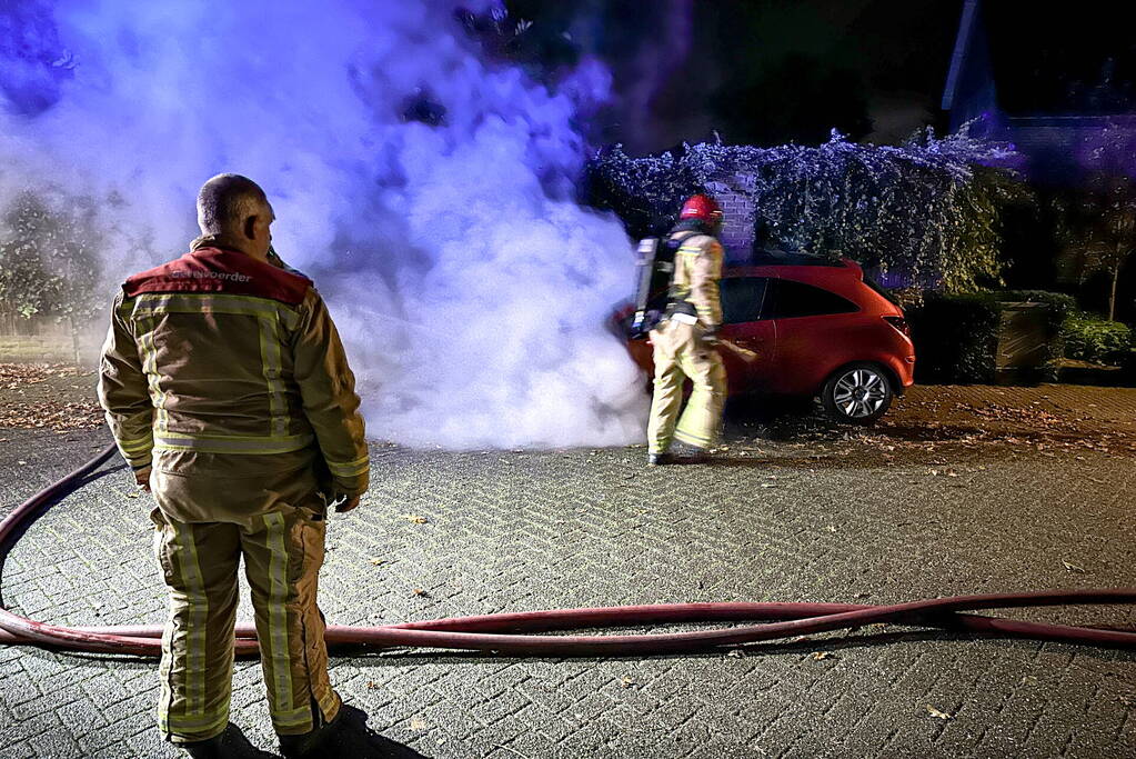 Geparkeerde personenauto uitgebrand