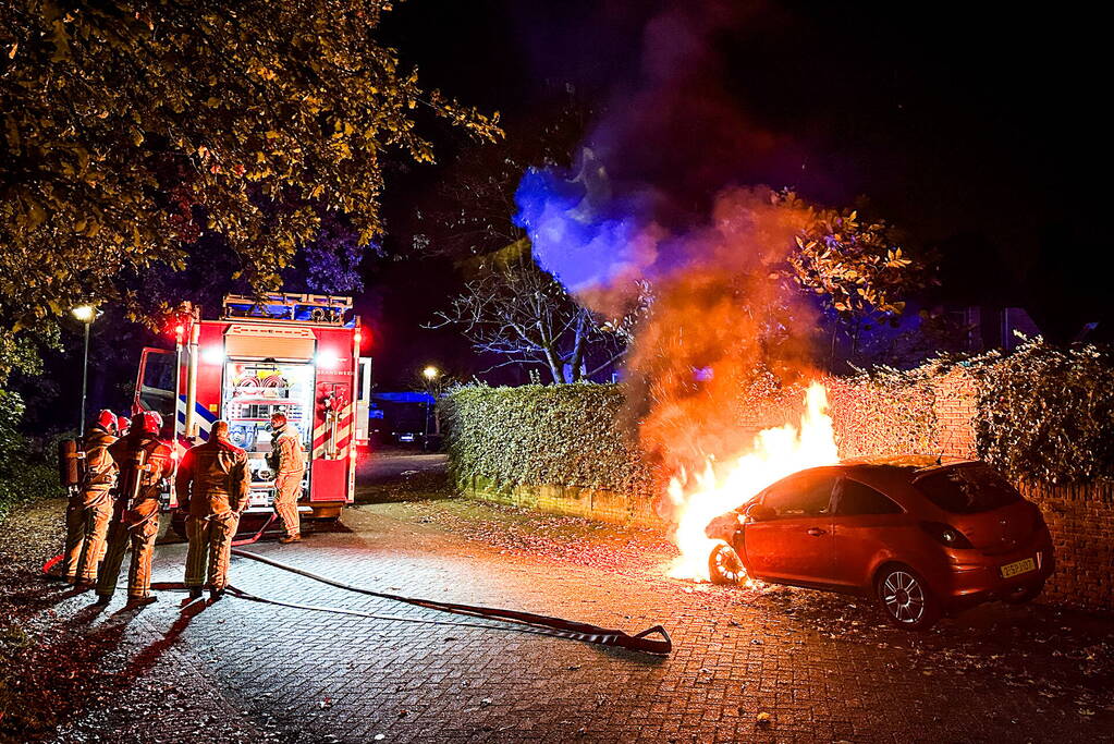 Geparkeerde personenauto uitgebrand