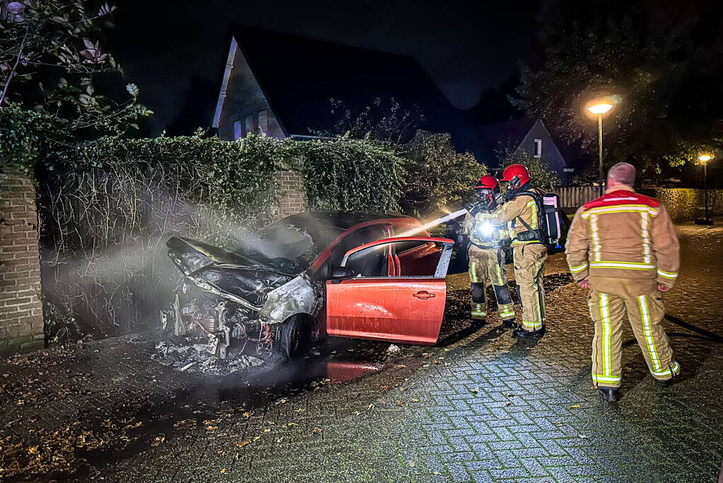 Geparkeerde personenauto uitgebrand