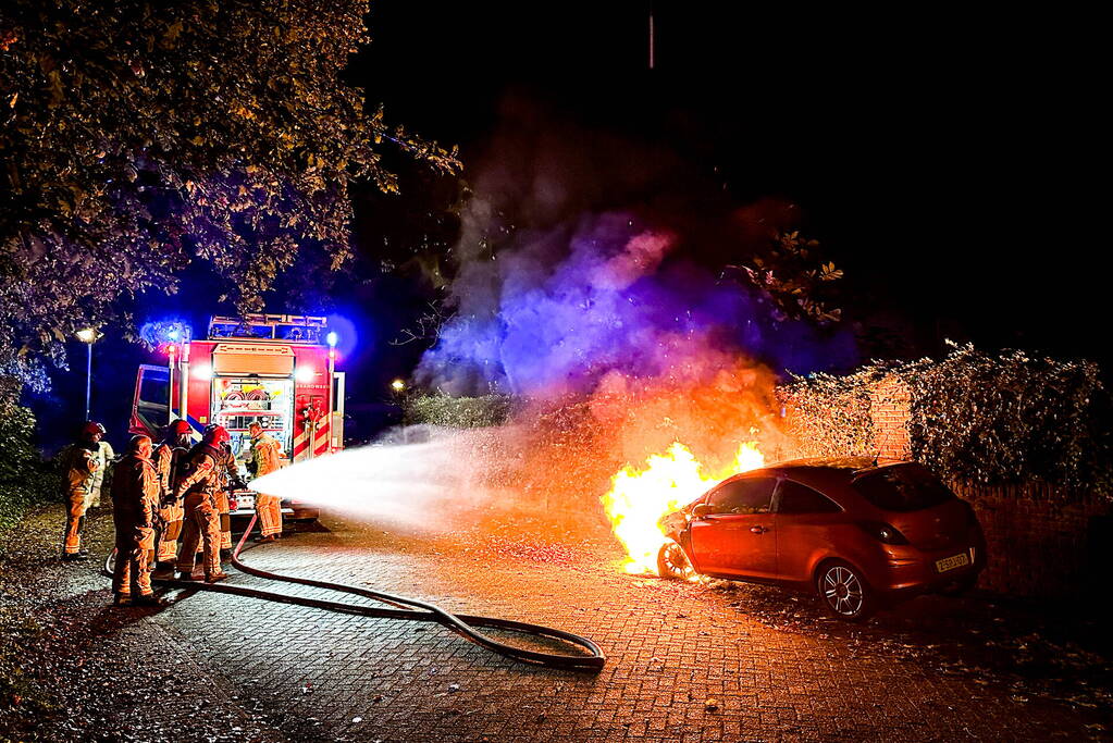 Geparkeerde personenauto uitgebrand