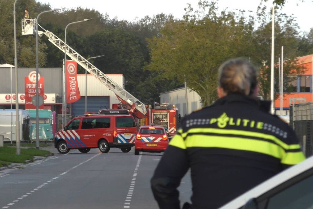 Weg afgesloten door brand