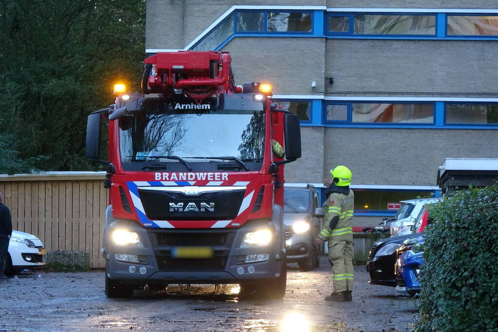 Brandweer controleert flat op mogelijke brand
