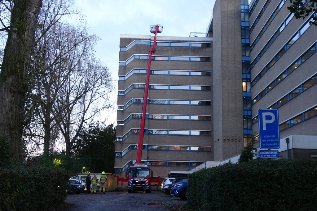 Brandweer controleert flat op mogelijke brand