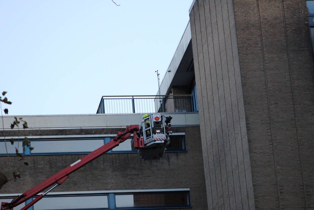 Brandweer controleert flat op mogelijke brand