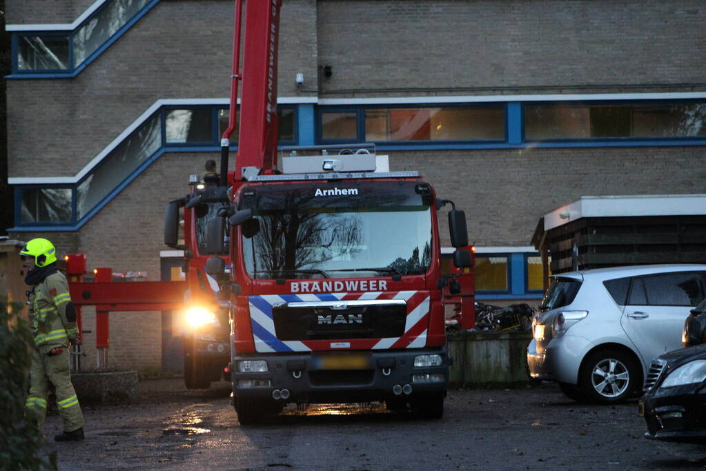 Brandweer controleert flat op mogelijke brand