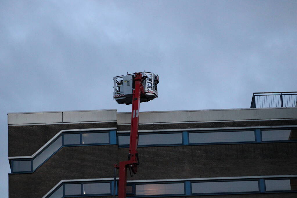 Brandweer controleert flat op mogelijke brand