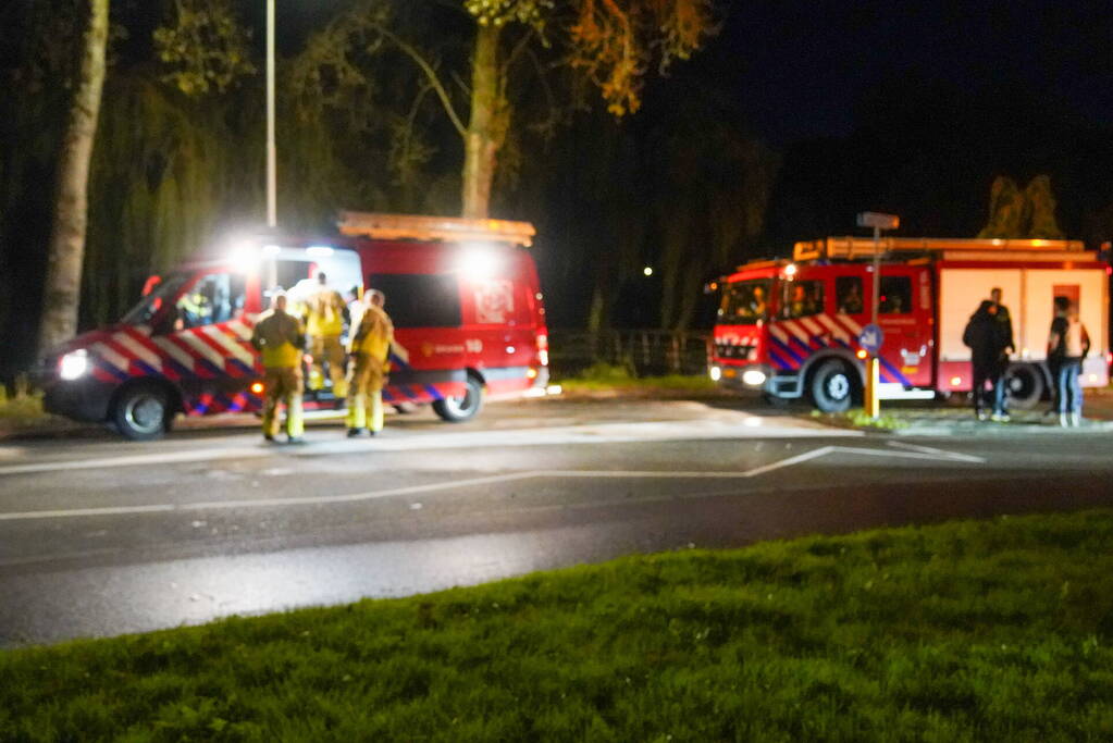 Auto in de bocht te water