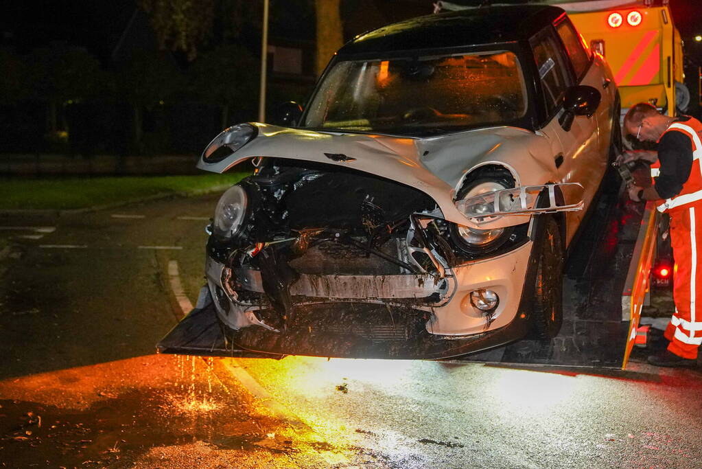 Auto in de bocht te water