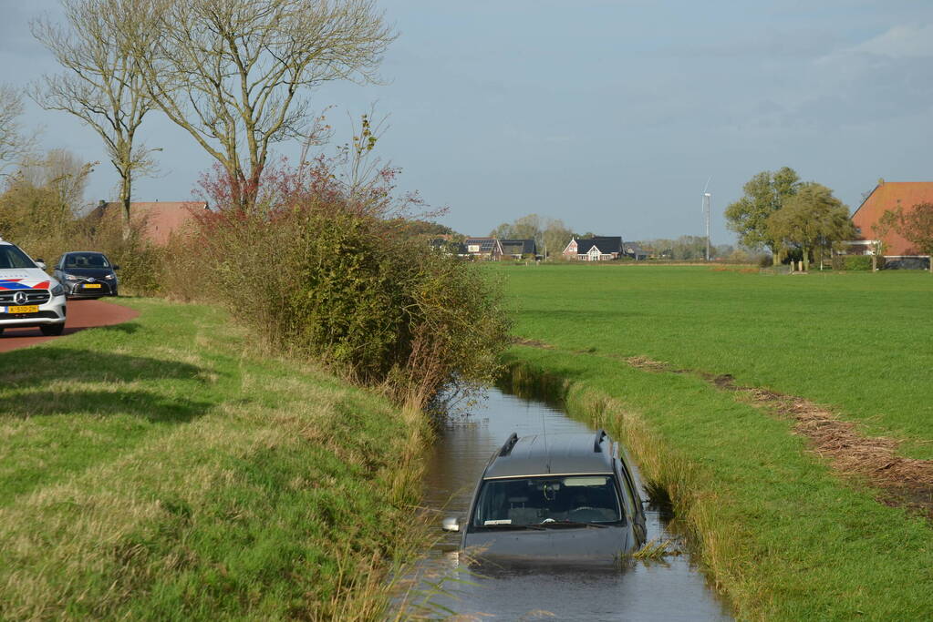 Automobilist belandt in sloot bij eenzijdig ongeval