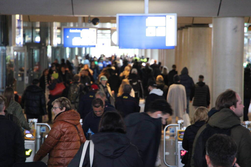 Gestrande reizigers en geen treinen door geknapte bovenleiding