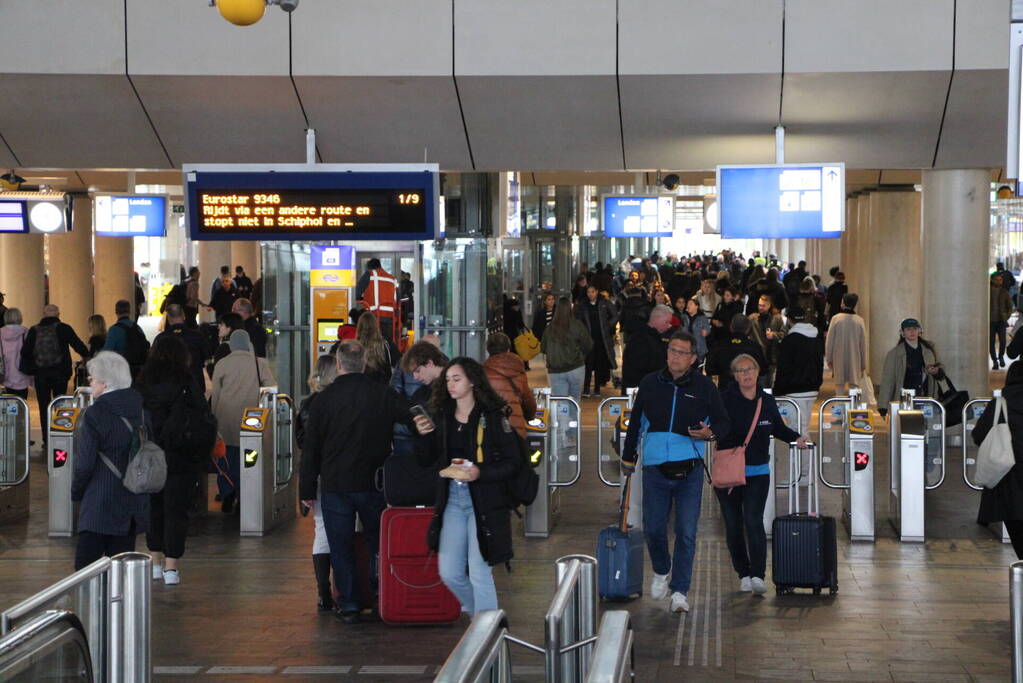 Gestrande reizigers en geen treinen door geknapte bovenleiding