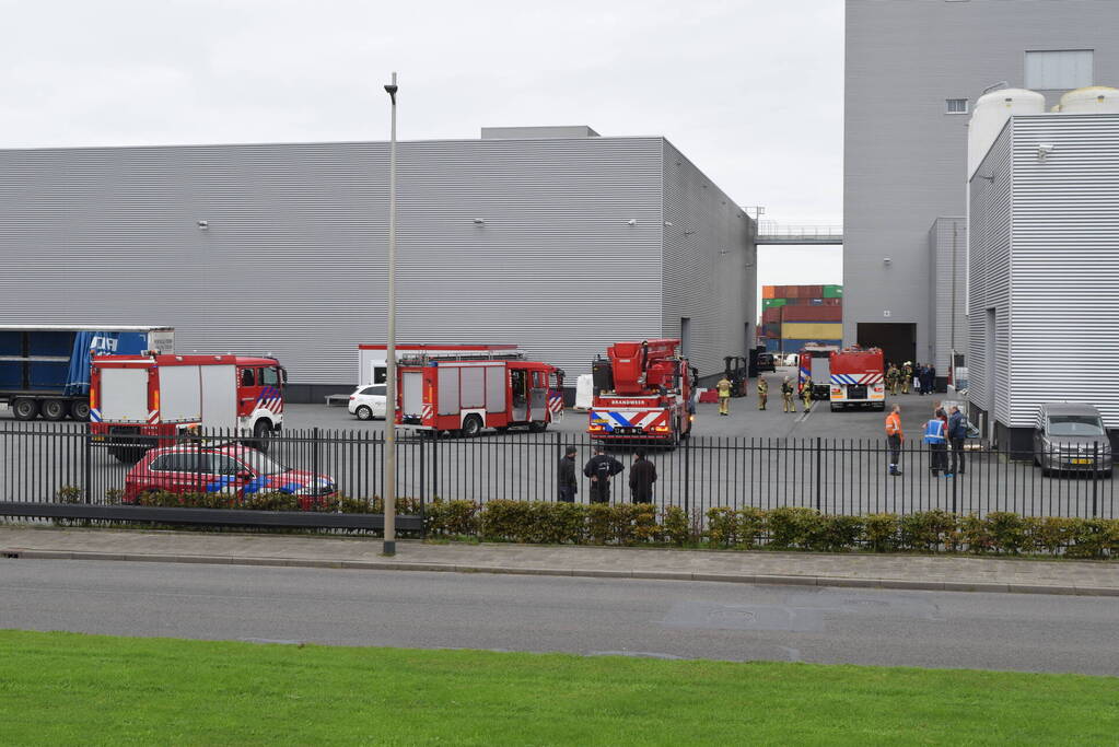 Hulpdiensten groots ingezet voor brand in bedrijfspand